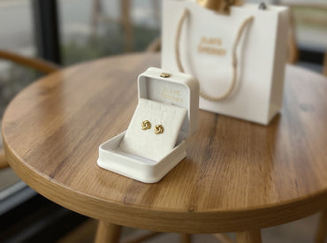 Další spokojený zákazník a předání náušnic.