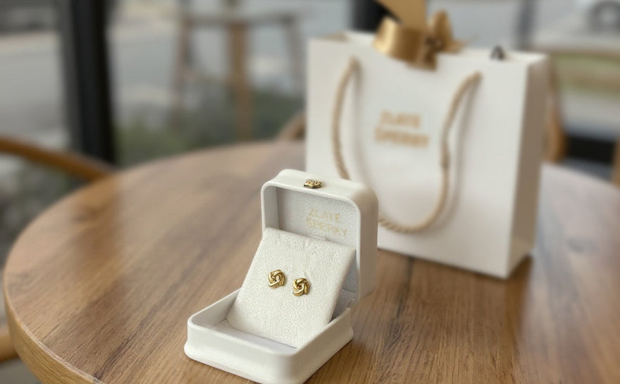 Další spokojený zákazník a předání náušnic.